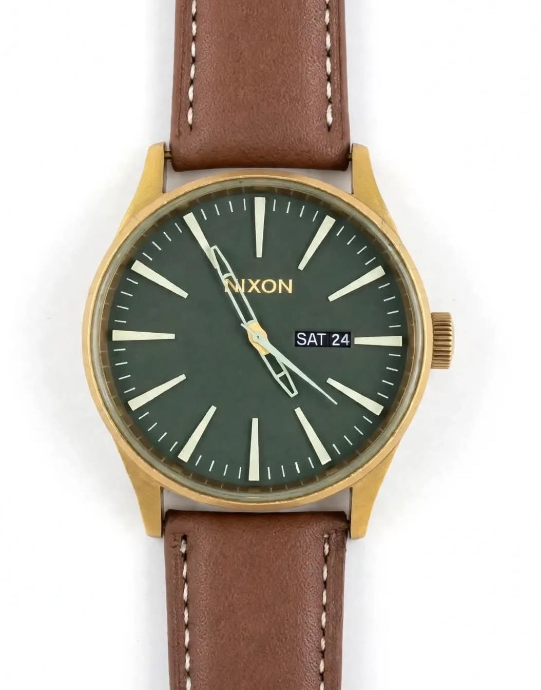 NIXON The Sentry SS – Brass Gold Case – Dark Forest Green Dial – Cream Markers – Day-Date SAT 24 – Brown Leather Strap with White Stitching – Brass Buckle – Vintage Minimal Watch – 100M